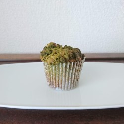 焼き上がったカップケーキが白皿の上に１つ。