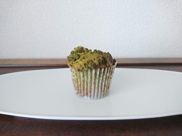 焼き上がったカップケーキが白皿の上に１つ。