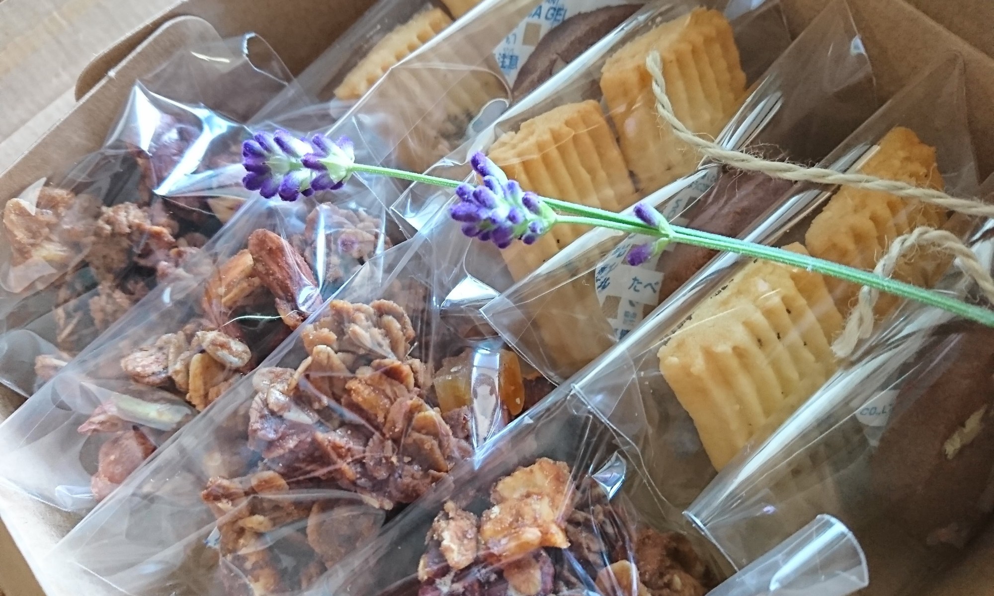 箱詰めされた焼き菓子たち