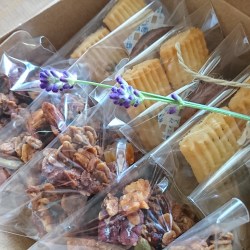 箱詰めされた焼き菓子たち