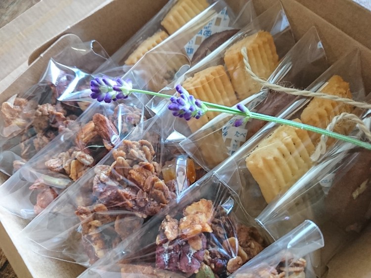 箱詰めされた焼き菓子たち