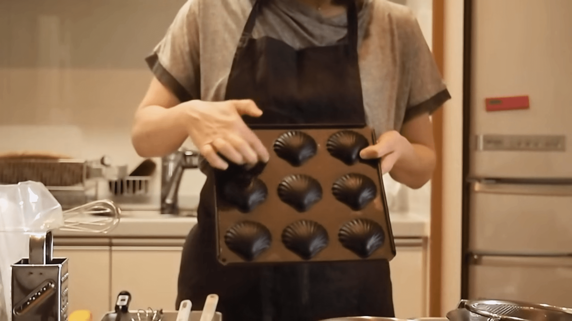 マドレーヌ型の説明をしています。