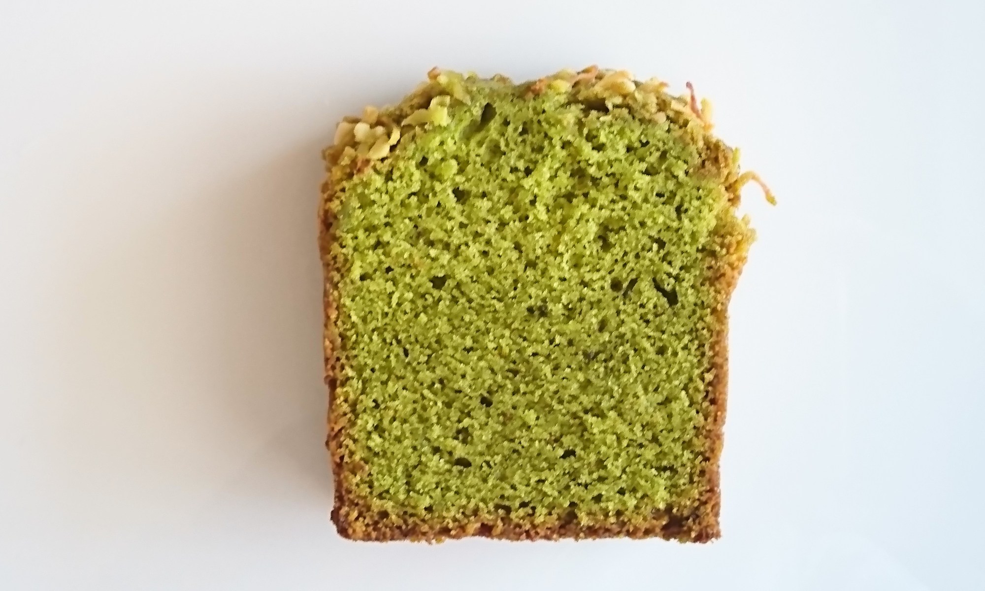 カットした抹茶のパウンドケーキが白皿に。