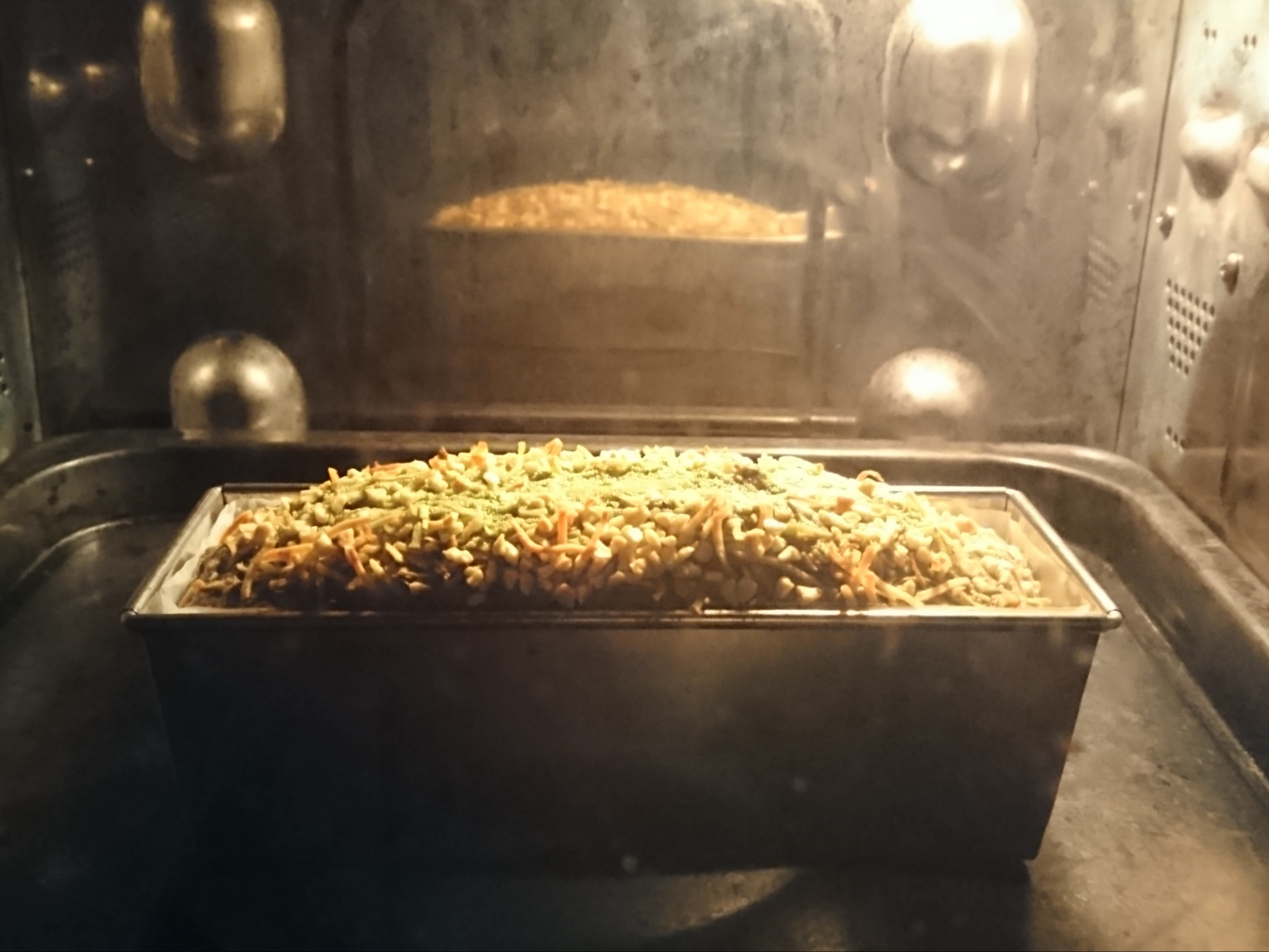 抹茶のパウンドケーキがオーブンの中で膨らみ焼かれている