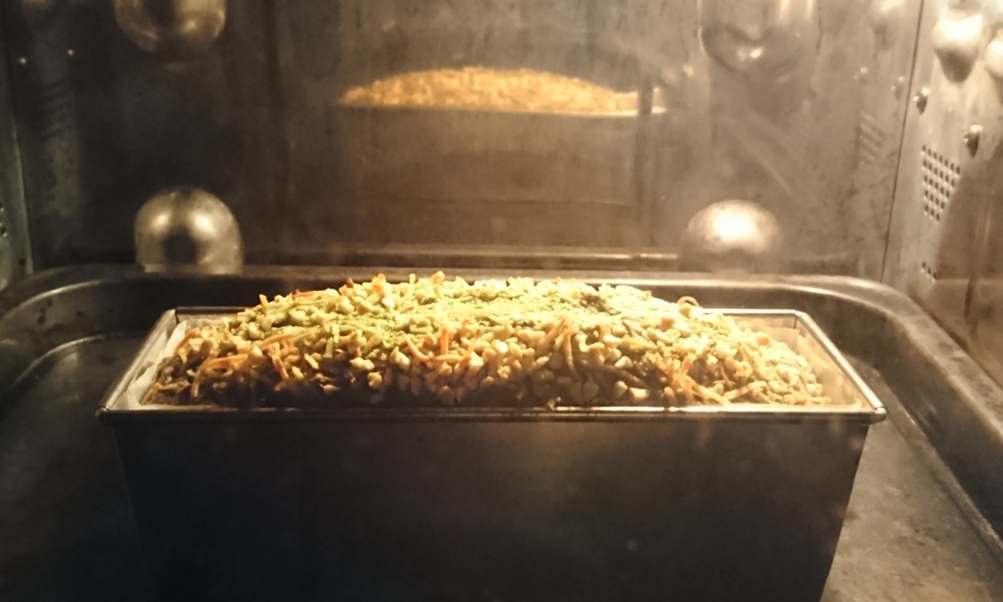 抹茶のパウンドケーキがオーブンの中で膨らみ焼かれている