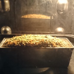 抹茶のパウンドケーキがオーブンの中で膨らみ焼かれている