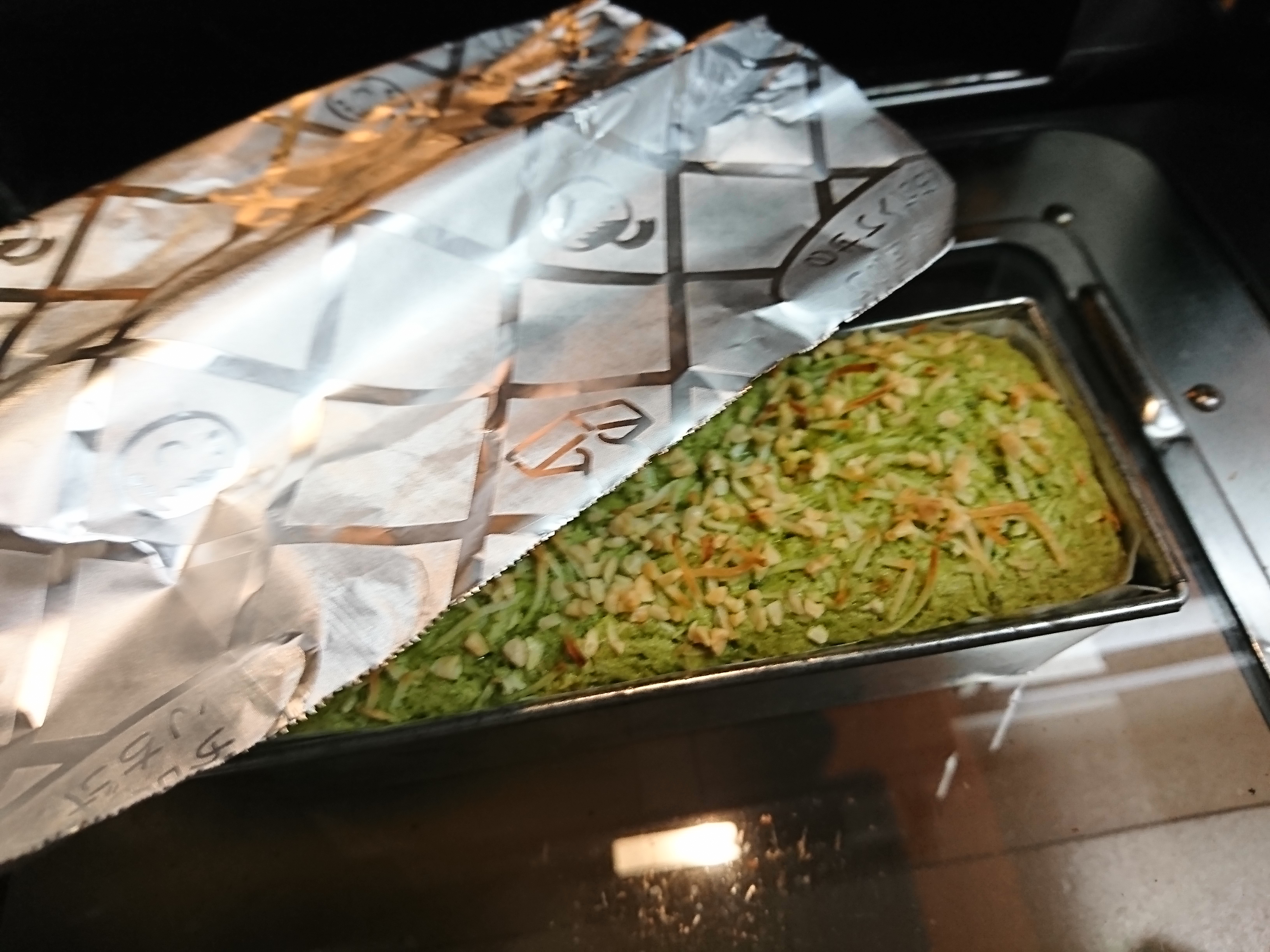 パウンドケーキの焼き途中（アルミをカバー）