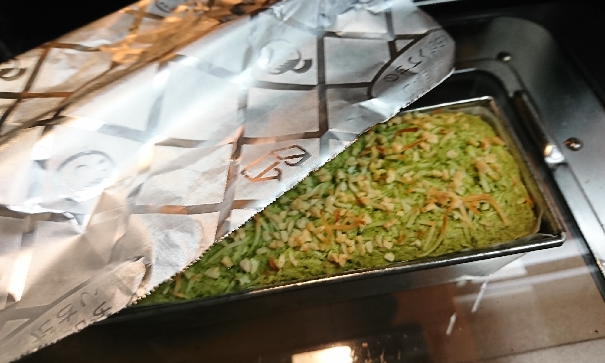 パウンドケーキの焼き途中（アルミをカバー）