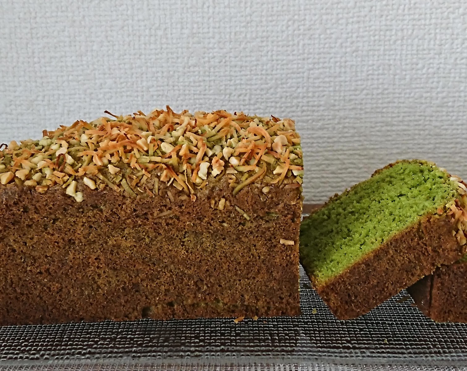 トップにココナッツがのった抹茶のパウンドケーキがお皿の上に。