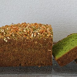 トップにココナッツがのった抹茶のパウンドケーキがお皿の上に。