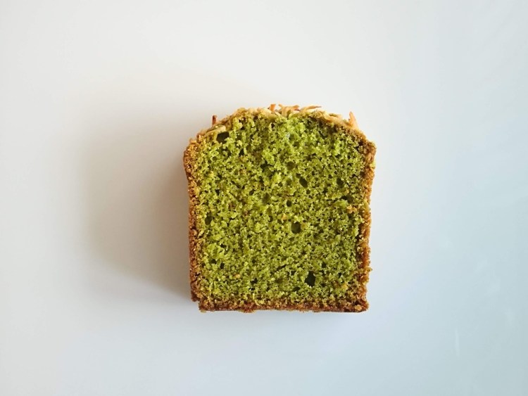 カットされた抹茶のパウンドケーキが白皿の上に。
