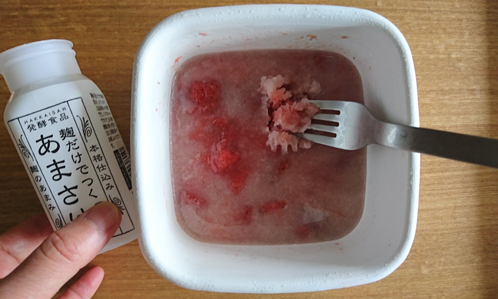 白い容器に入ったジェラートと甘酒