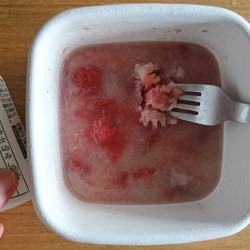 白い容器に入ったジェラートと甘酒