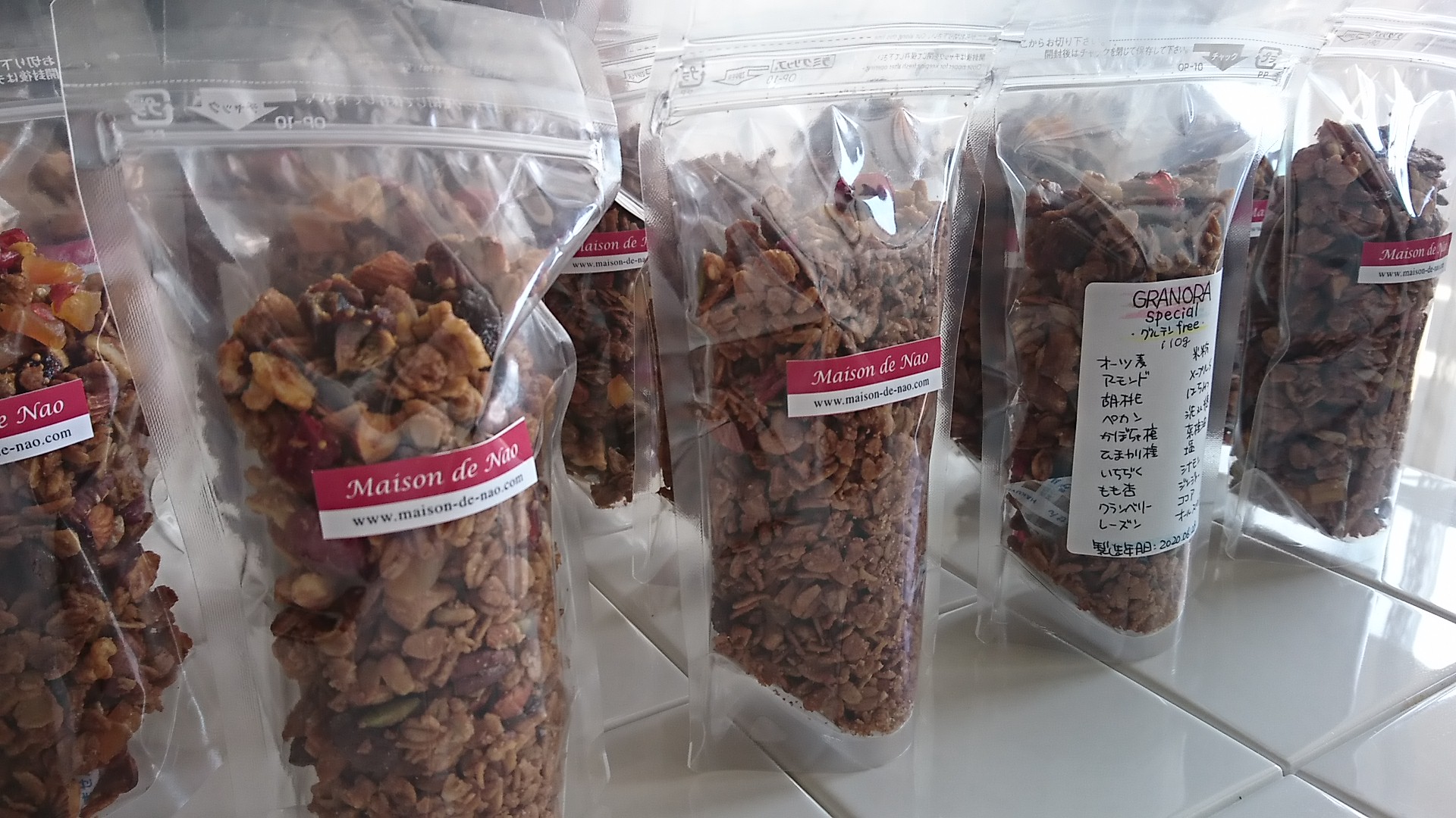 ラッピングされたグラノーラがたくさん並んでいます。