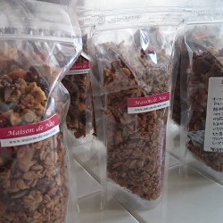 ラッピングされたグラノーラがたくさん並んでいます。