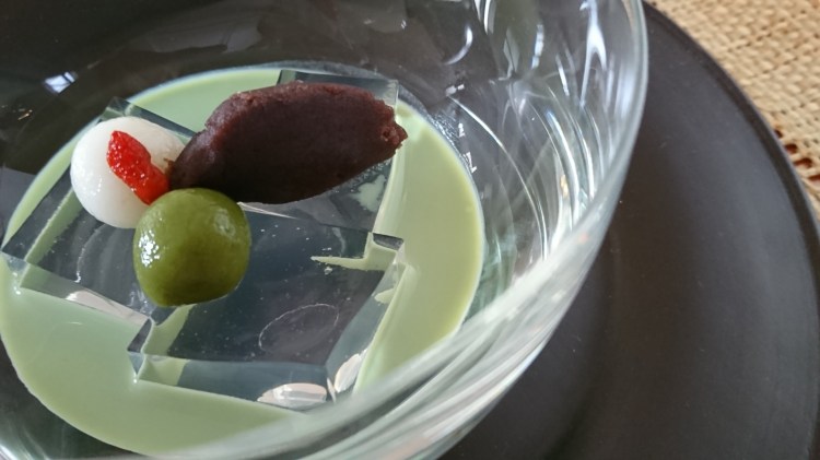 ガラスの器にクリスタルゼリーや餡、団子、抹茶ココのスープを盛り付けています。