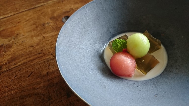 陶器にジャスミンゼリーやスイカ、メロン、ジャスミンココスープを盛り付けています。