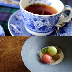 紅茶の入ったカップと夏菓子の入った器が並んでいます。