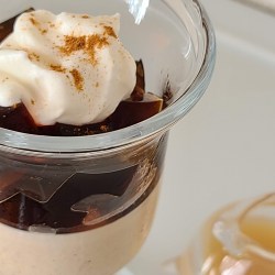 グラスに入った珈琲ブランマンジェの上に珈琲ゼリーとクリームがトッピング