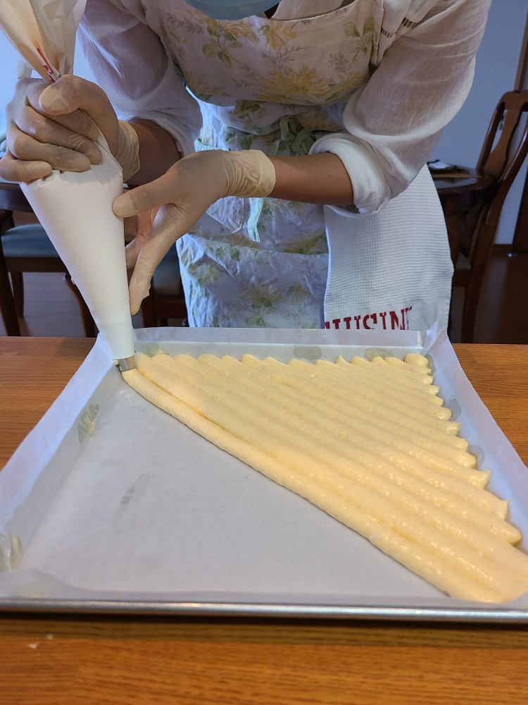 生地を絞り袋使用し天板にしぼっています。