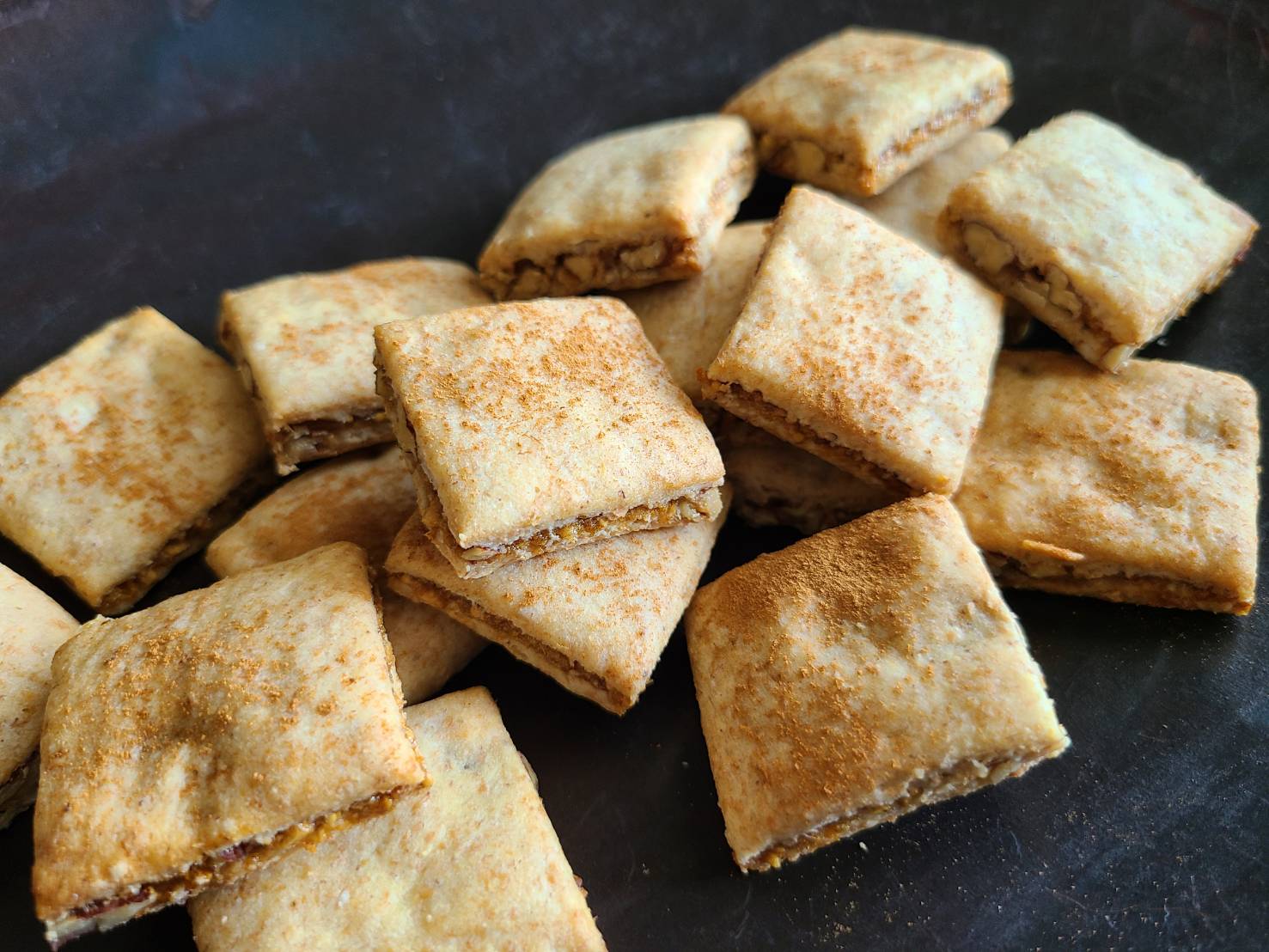 一口サイズに焼き上げたクッキーサンドが黒皿に並んでいます。