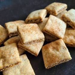 一口サイズに焼き上げたクッキーサンドが黒皿に並んでいます。