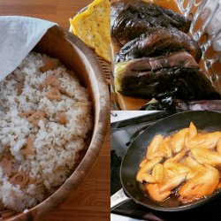 桶に入ったすし飯や茄子や手羽中の手料理が並んでいます。