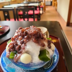 ガラスの器一杯に餡子と抹茶ゼリー白玉がのったぜんざい氷