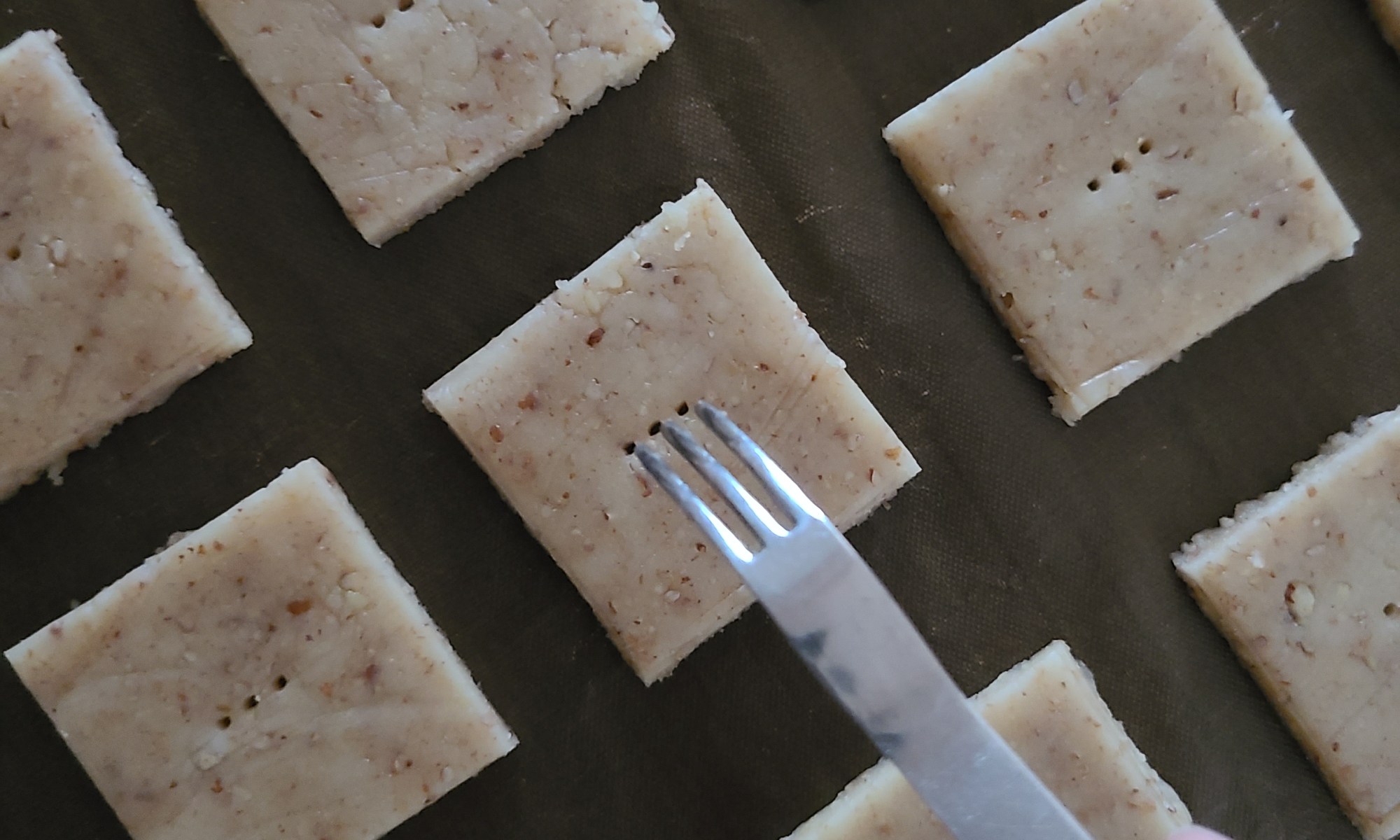 カットしたビスケット生地にピケをしています。