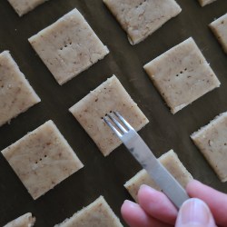 カットしたビスケット生地にピケをしています。