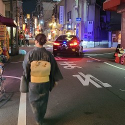 夜の繁華街をあるく着物女子