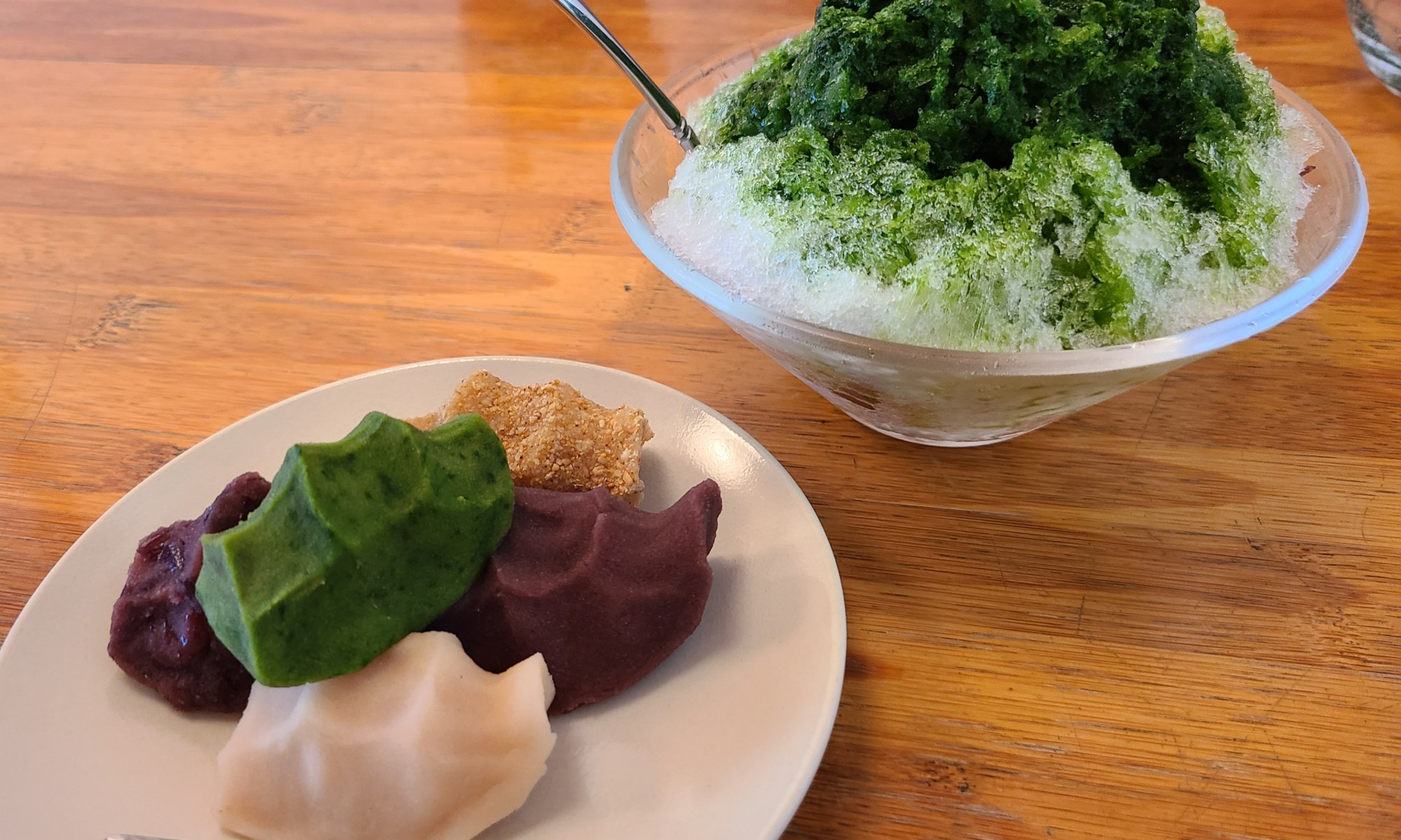 5種の高麗餅と宇治金時が並んでいます。