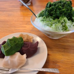 5種の高麗餅と宇治金時が並んでいます。