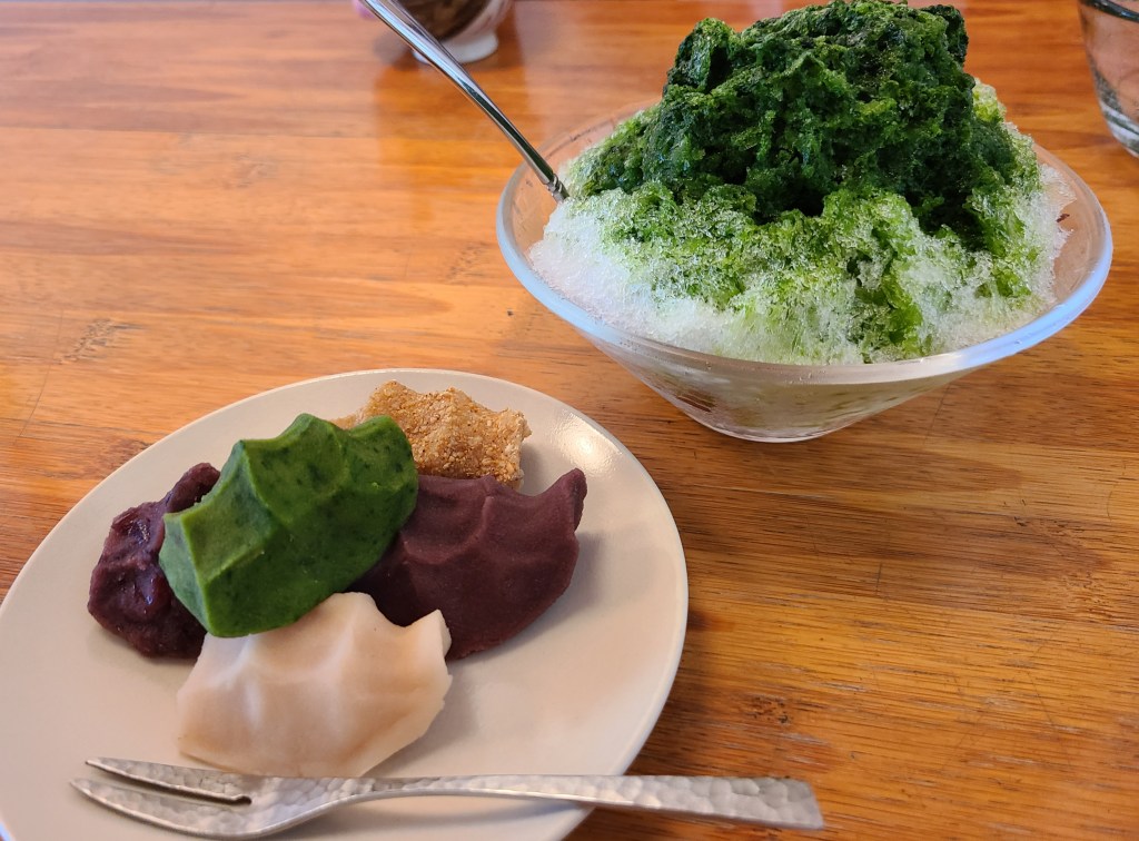 5種の高麗餅と宇治金時が並んでいます。