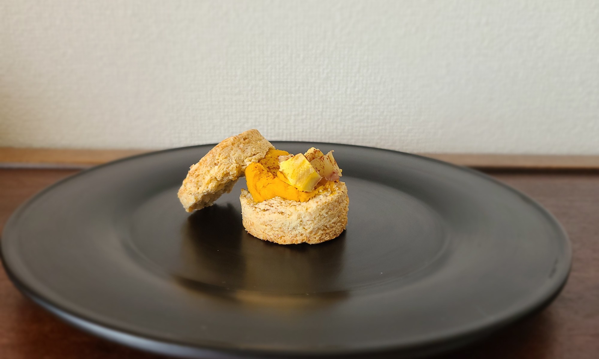 漆器に餡と栗と一緒にケーキ仕立てスコーンが盛り付けてあります。