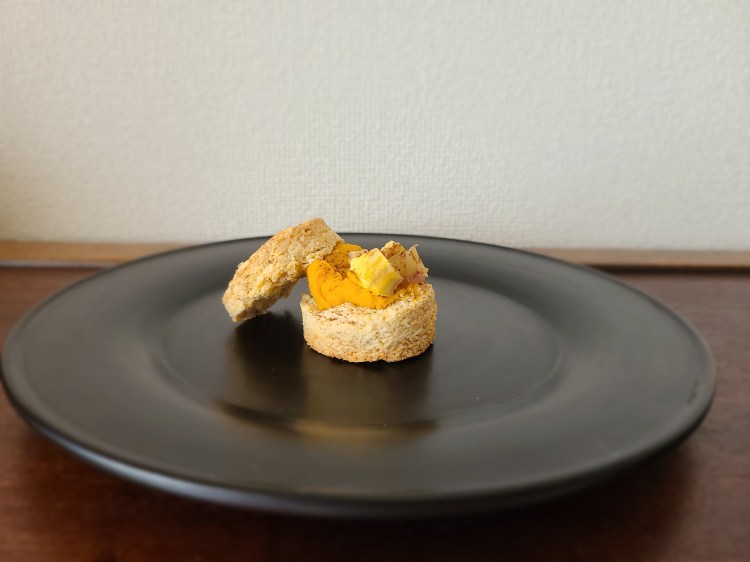 漆器に餡と栗と一緒にケーキ仕立てスコーンが盛り付けてあります。