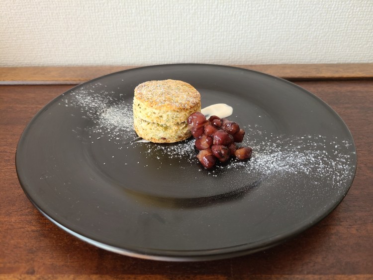 漆器にほうじ茶スコーンと粒あんが盛り付けてあります。