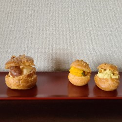 朱漆皿に3つのシュー菓子が並んでいます。