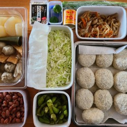 手作りのコロッケやおでんなど容器に入り並んでいる