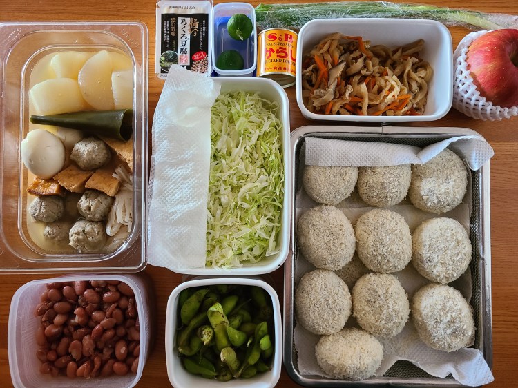 手作りのコロッケやおでんなど容器に入り並んでいる