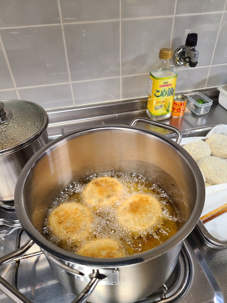 コロッケを揚げています