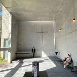 コンクリートに覆われ窓から差し込む光の教会の中