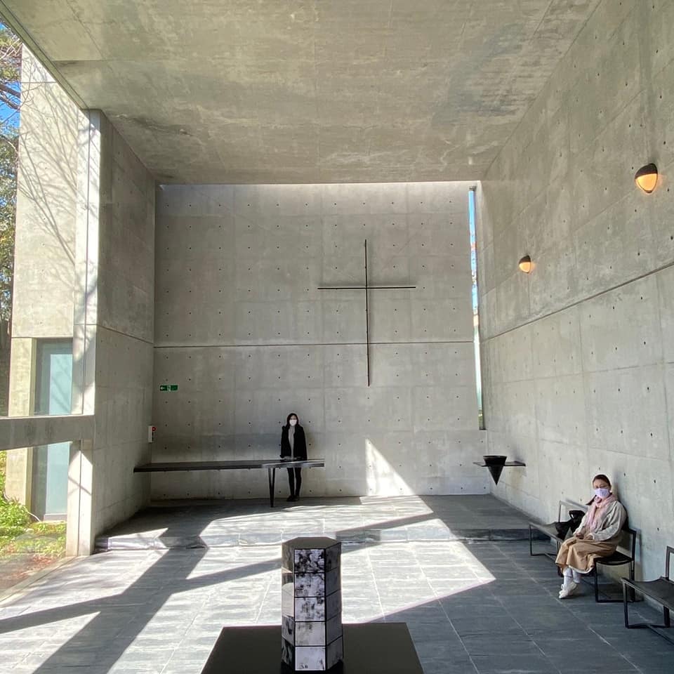 コンクリートに覆われ窓から差し込む光の教会の中