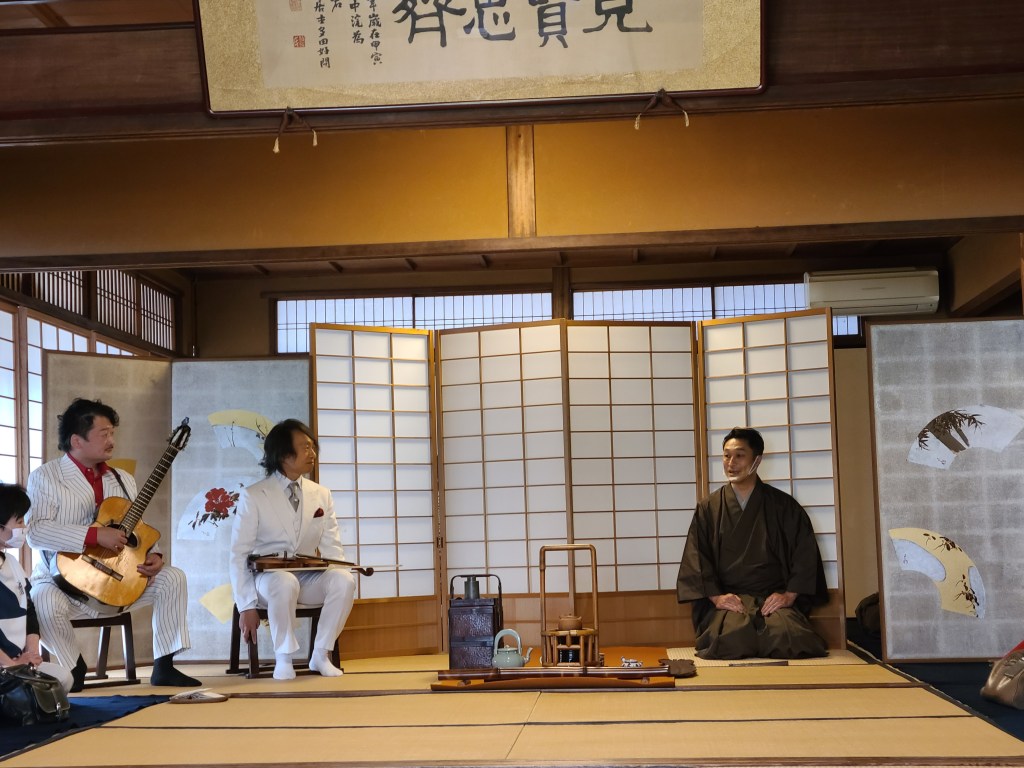 古民家のお部屋に演奏者と亭主（お点前）が並んでいます。