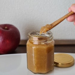 瓶に入ったディップを木スプーンですくっている様