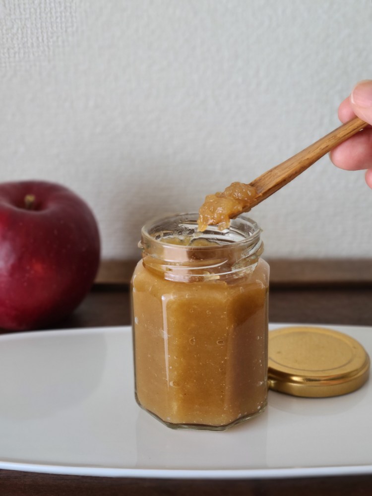 瓶に入ったディップを木スプーンですくっている様