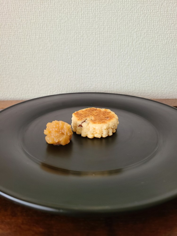 漆器にウェルシュケーキと林檎のディップが盛り付けてあります。