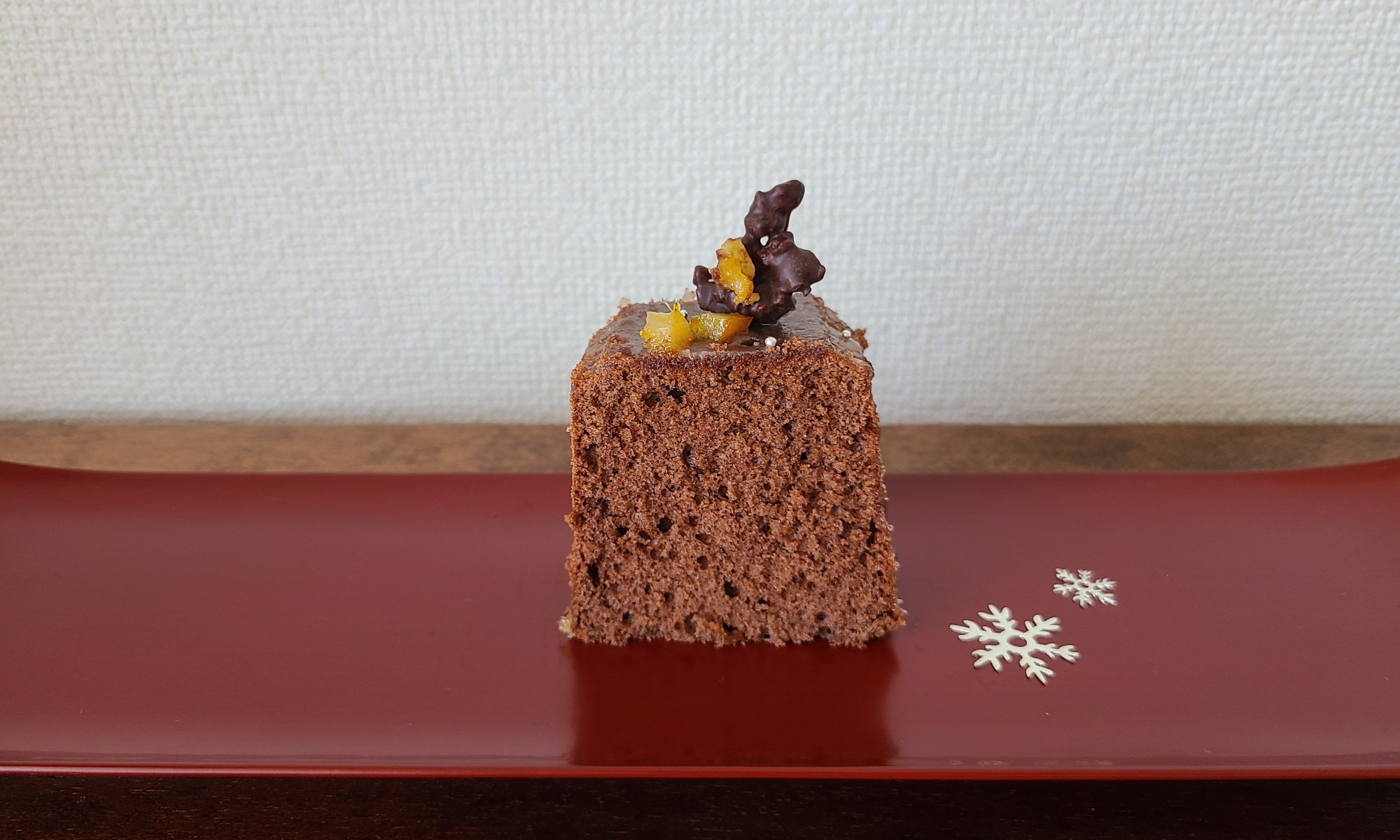 朱漆器の上にカットされたケーキが盛り付けられています。