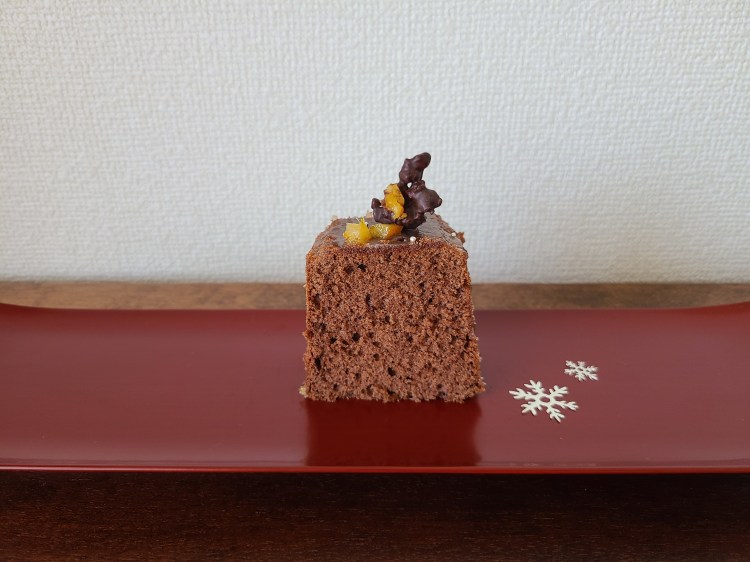 朱漆器の上にカットされたケーキが盛り付けられています。