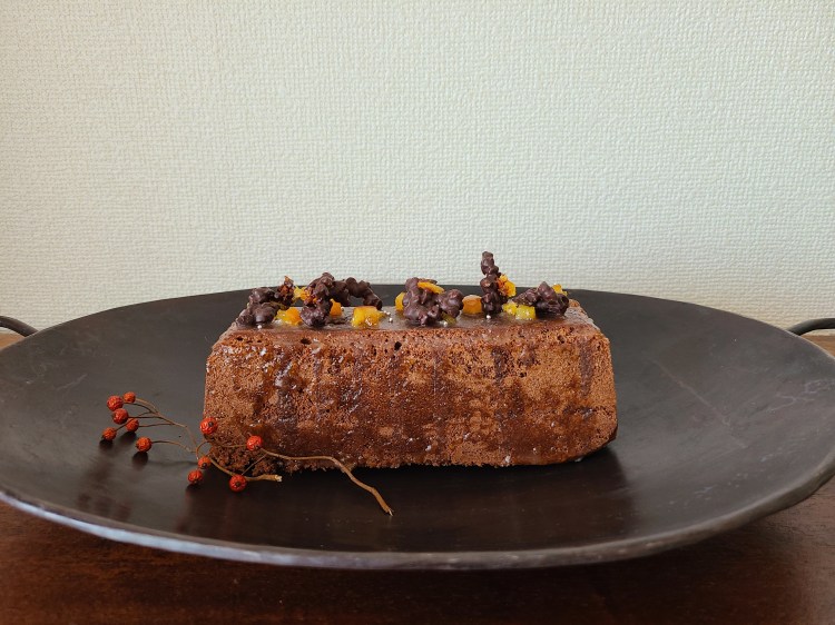 黒器の上にウィークエンドショコラが盛り付けられています。